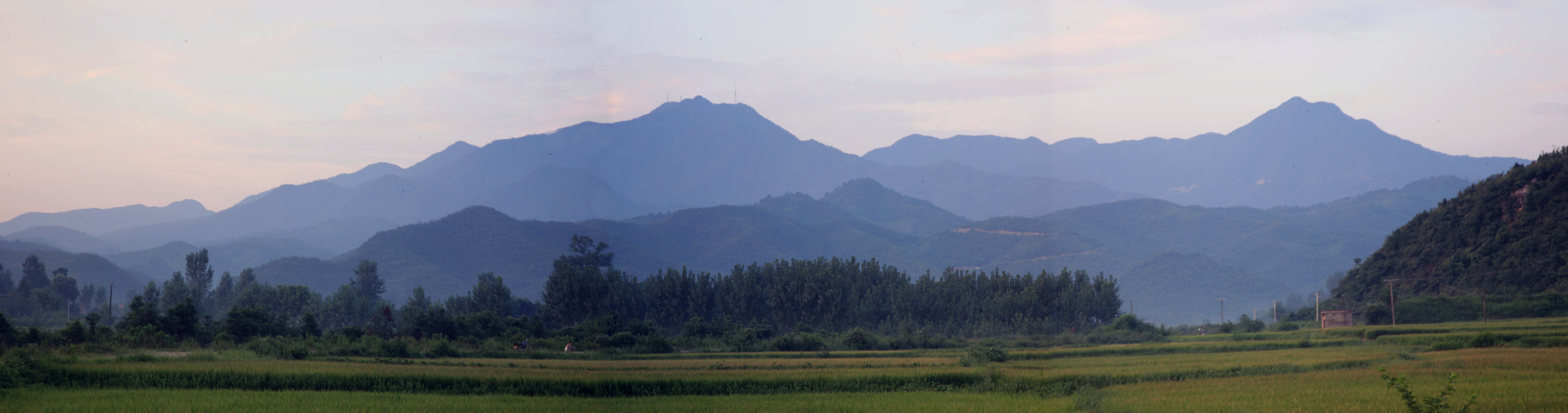 群山环绕大洪山.jpg